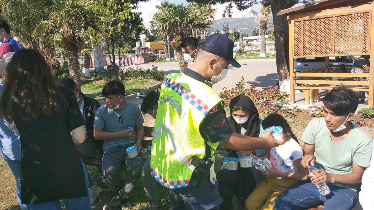 İzmir'deki operasyonlarda 775 d&uuml;zensiz g&ouml;&ccedil;men yakalandı