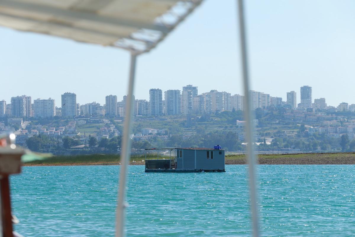 Adana'da baraj g&ouml;l&uuml;ndeki "y&uuml;zen evler"in sayısı artıyor