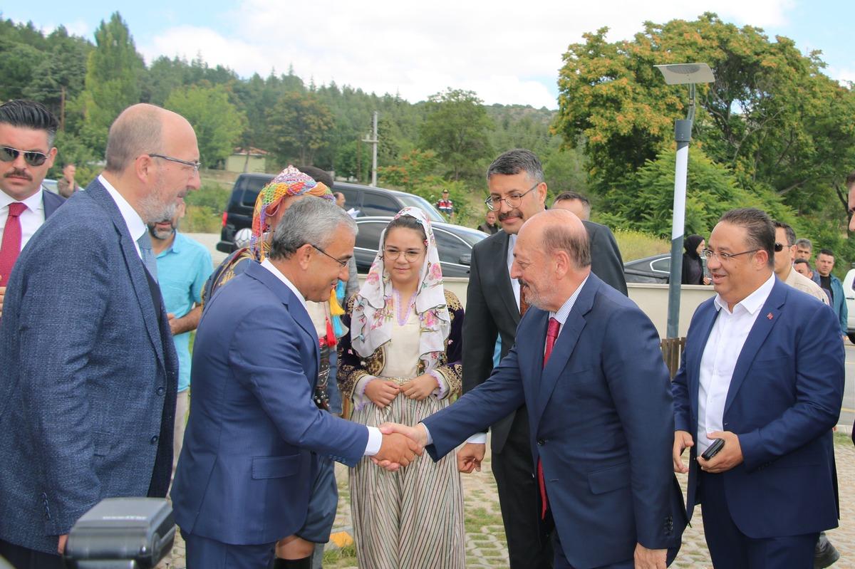 &Ccedil;alışma ve Sosyal G&uuml;venlik Bakanı Bilgin, "İşbaşı Eğitim Programı T&ouml;reni'nde konuştu: