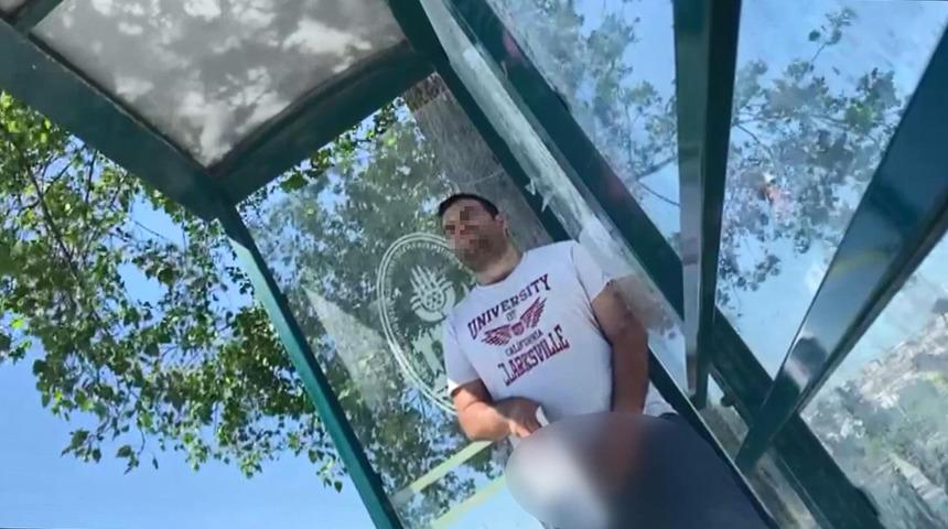 Otob&uuml;s bekleyen kadına cinsel organını g&ouml;stermişti! Duraktaki iğren&ccedil; olayda yeni gelişme