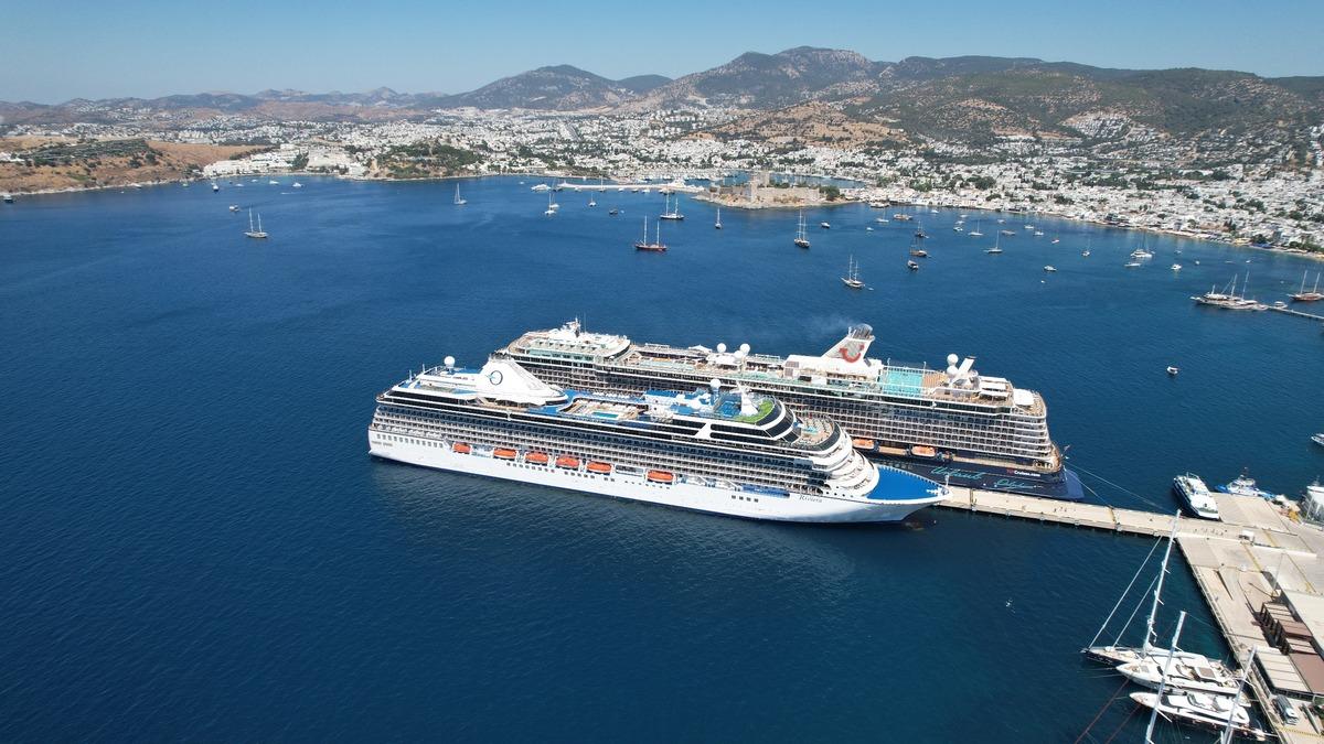 "Mein Schiff 5" ve "Riviera" Bodrum'a yanaştı
