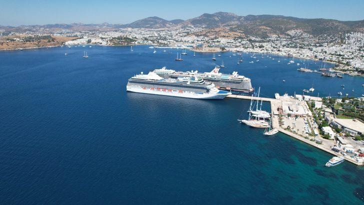 "Mein Schiff 5" ve "Riviera" Bodrum'a yanaştı G2