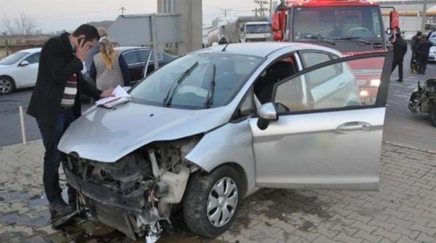 İki otomobil kavşakta &ccedil;arpıştı: 1 yaralı