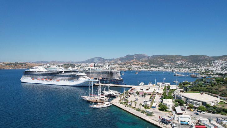 "Mein Schiff 5" ve "Riviera" Bodrum'a yanaştı G3