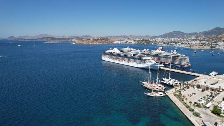 "Mein Schiff 5" ve "Riviera" Bodrum'a yanaştı G4