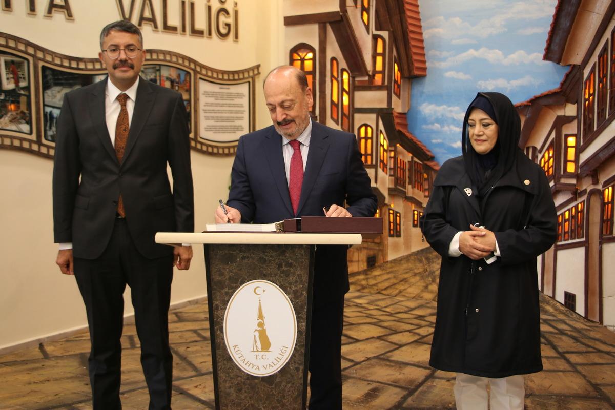 &Ccedil;alışma ve Sosyal G&uuml;venlik Bakanı Bilgin, AK Parti K&uuml;tahya İl Başkanlığında konuştu:
