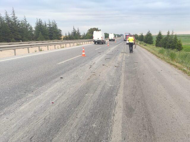 Eskişehir'de tıra çarpan otomobildeki 2 kişi öldü, 1 kişi yaralandı