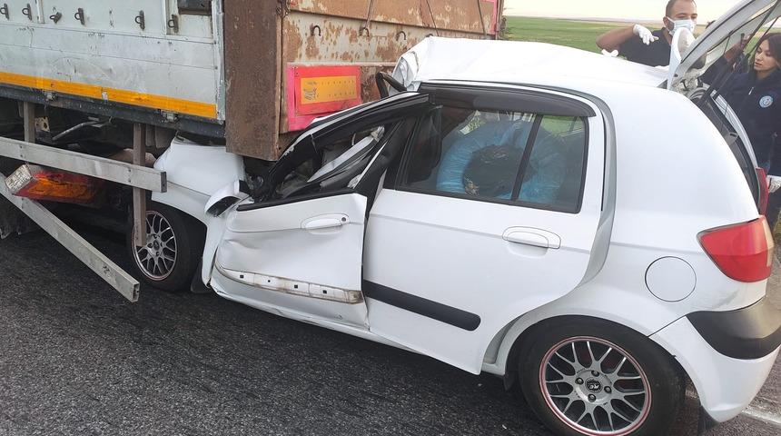 Eskişehir'de tıra çarpan otomobildeki 2 kişi öldü, 1 kişi yaralandı