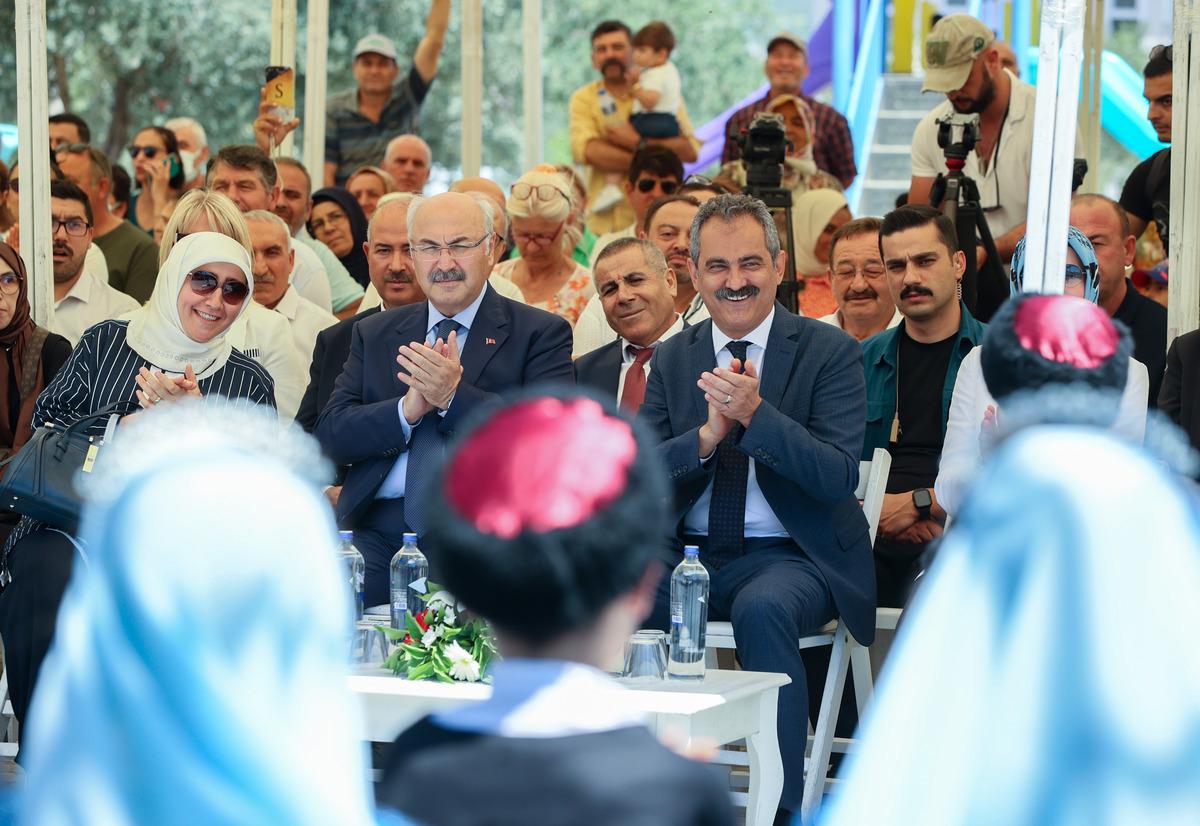 Bakan &Ouml;zer, Urla Uzunkuyu K&ouml;y Yaşam Merkezini a&ccedil;tı