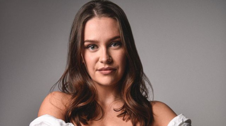 Çocuk şovu Waffle the Wonder Dog'un yıldızı Andrea Valls, İngiltere sıcaklarına bikinisiyle çözüm buldu