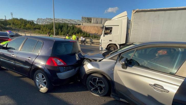 Anadolu Otoyolu'nun Kocaeli geçişindeki zincirleme kaza ulaşımı aksattı G2