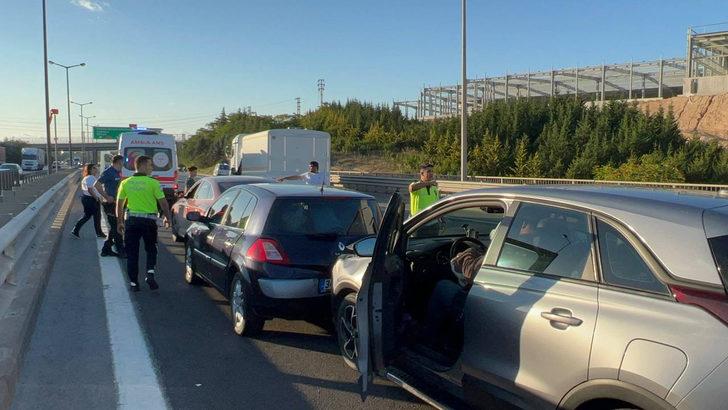 Anadolu Otoyolu'nun Kocaeli geçişindeki zincirleme kaza ulaşımı aksattı G4