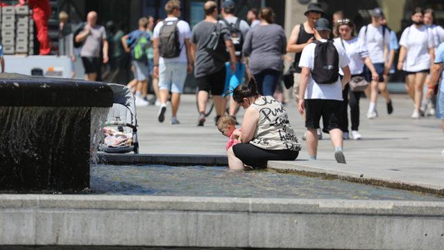 Aşırı sıcaklar o ülkeyi de vurdu: Elektrik kabloları eridi! 10 bin kişi...