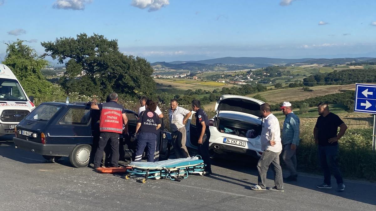 Sakarya'da iki otomobilin &ccedil;arpışması sonucu 6 kişi yaralandı