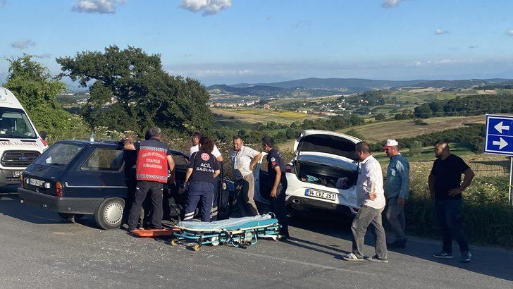 Sakarya'da iki otomobilin çarpışması sonucu 6 kişi yaralandı G1