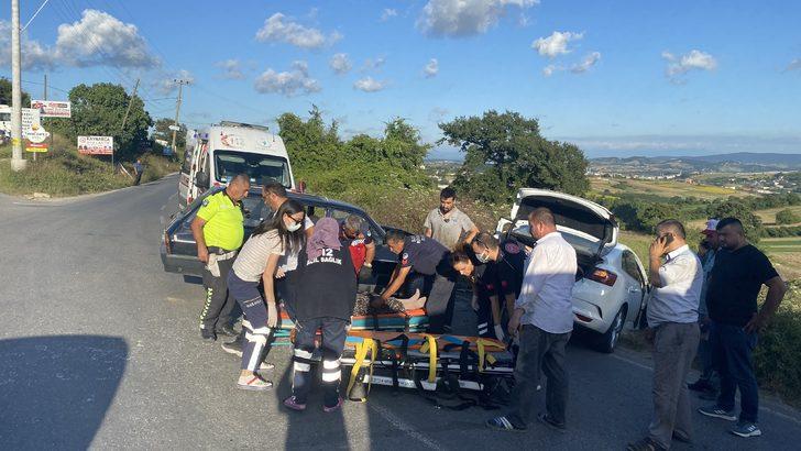 Sakarya'da iki otomobilin çarpışması sonucu 6 kişi yaralandı G2
