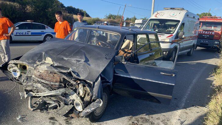 Sakarya'da iki otomobilin çarpışması sonucu 6 kişi yaralandı G4