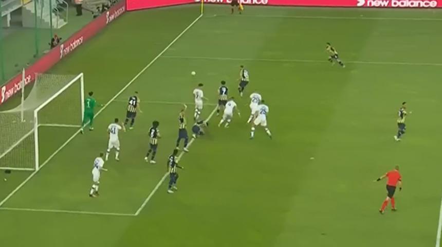 Son dakika: Fenerbahçe taraftarı Kiev maçında çılgına döndü! ''Bu kaçıncı oldu! Yeter artık...''