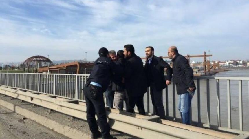 Sevgilisi terk etti, köprüde tabancayla intihara kalkıştı