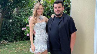 Eser Yenenler'in eşi Berfu bikinisiyle taşların üzerine uzanıp poz verdi! Deniz kızı gibisin