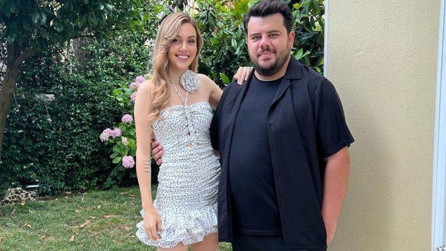 Eser Yenenler'in eşi Berfu bikinisiyle taşların üzerine uzanıp poz verdi! Deniz kızı gibisin