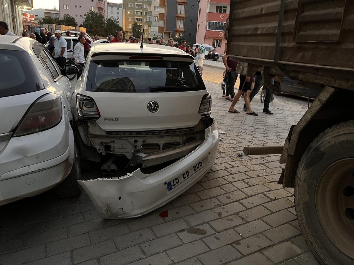 Erzurum'da freni boşalan kamyon 6 araca &ccedil;arptı