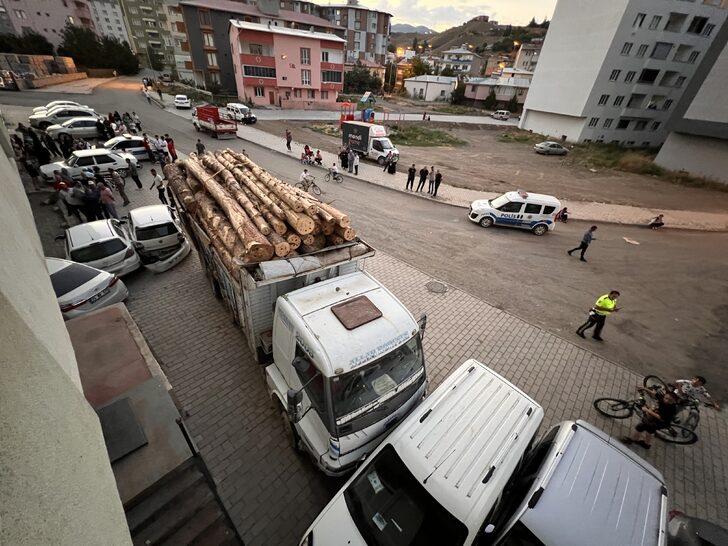 Erzurum'da freni boşalan kamyon 6 araca çarptı G3