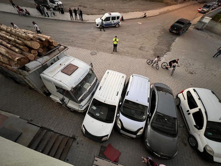 Erzurum'da freni boşalan kamyon 6 araca çarptı G4