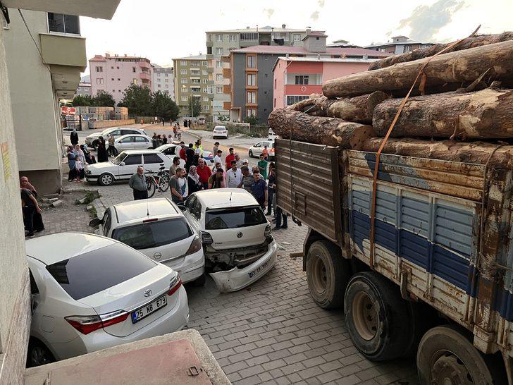Erzurum'da freni boşalan kamyon 6 araca çarptı G5