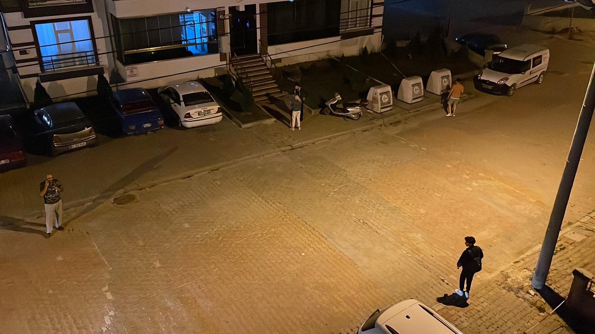 D&uuml;zce ve Bolu'da bazı vatandaşlar depremin ardından sokağa &ccedil;ıktı