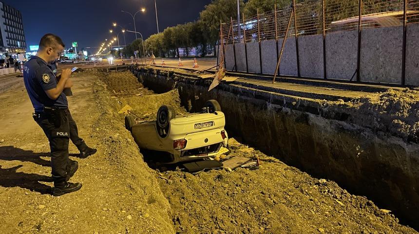 Adana'da otomobil alt geçit çalışması yapılan alana düştü