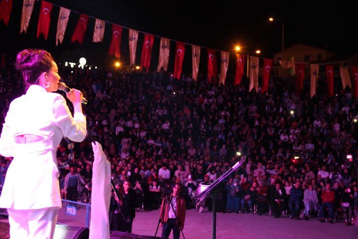 Dede Korkut Uluslararası Kültür ve Sanat Şöleni'nde Öykü Gürman konser verdi G2