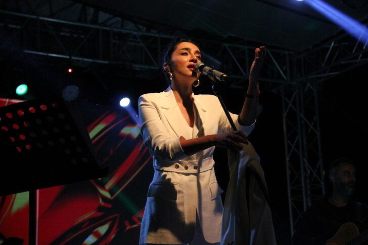 Dede Korkut Uluslararası Kültür ve Sanat Şöleni'nde Öykü Gürman konser verdi G3