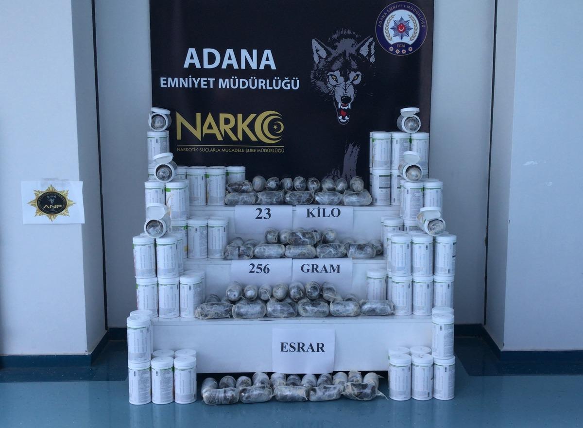 Adana'da otob&uuml;steki zayıflama k&uuml;r&uuml; kutularından 23 kilo 256 gram esrar &ccedil;ıktı