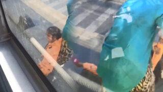 Yer: İstanbul! Küçük çocuğu dövüp sürükleyerek dışarı attı