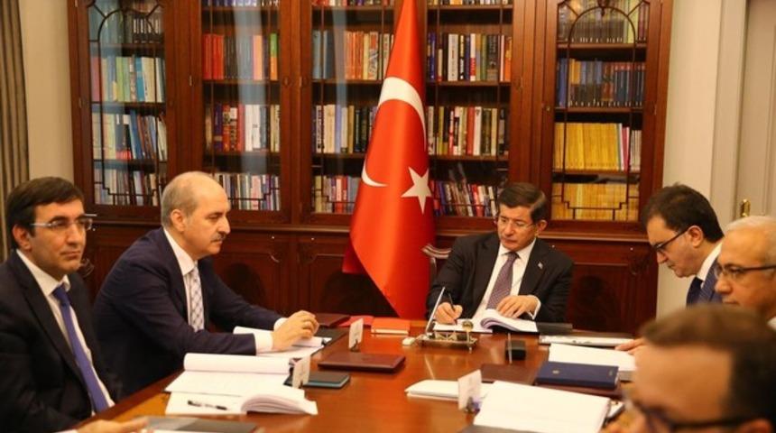 AK Parti de zorlu süreç: Üç döneme formül aranıyor, erken seçim ağır basıyor