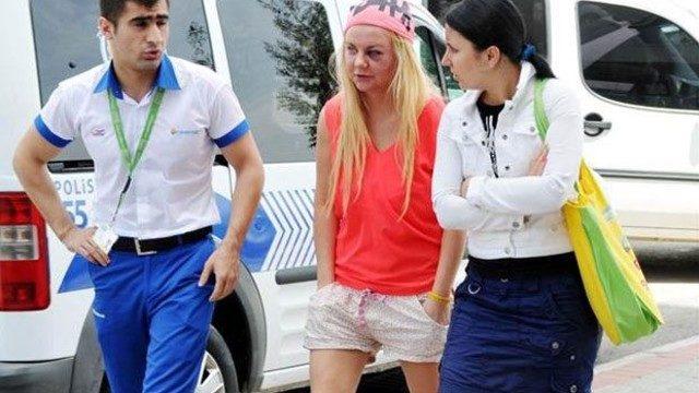 Diskoda tanıştığı Rus kadını, otomobilinde dövüp kaçtı