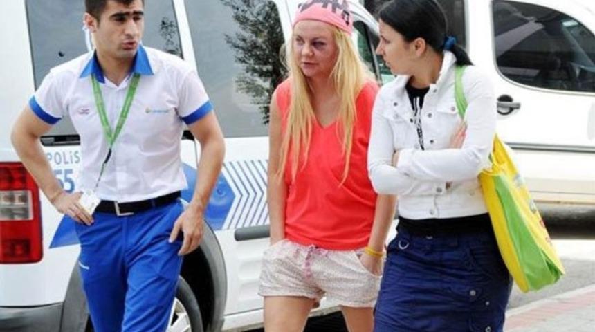 Diskoda tanıştığı Rus kadını, otomobilinde d&ouml;v&uuml;p ka&ccedil;tı