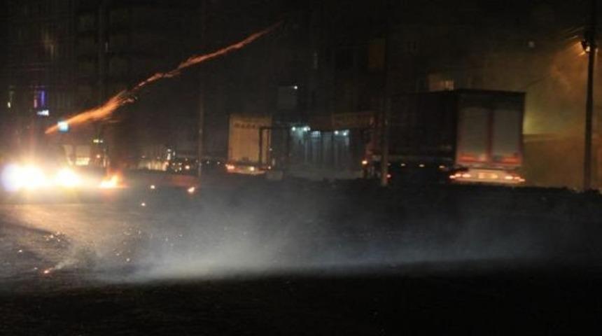 Silopi'de PKK'lılar, TIR'ları barikat olarak kullanıp polisle &ccedil;atıştı