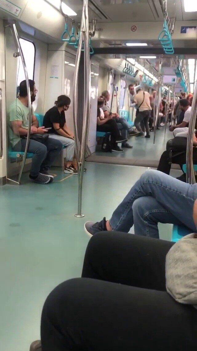 Marmaray da panik anları!  Bak seni var ya bıçaklarım  1