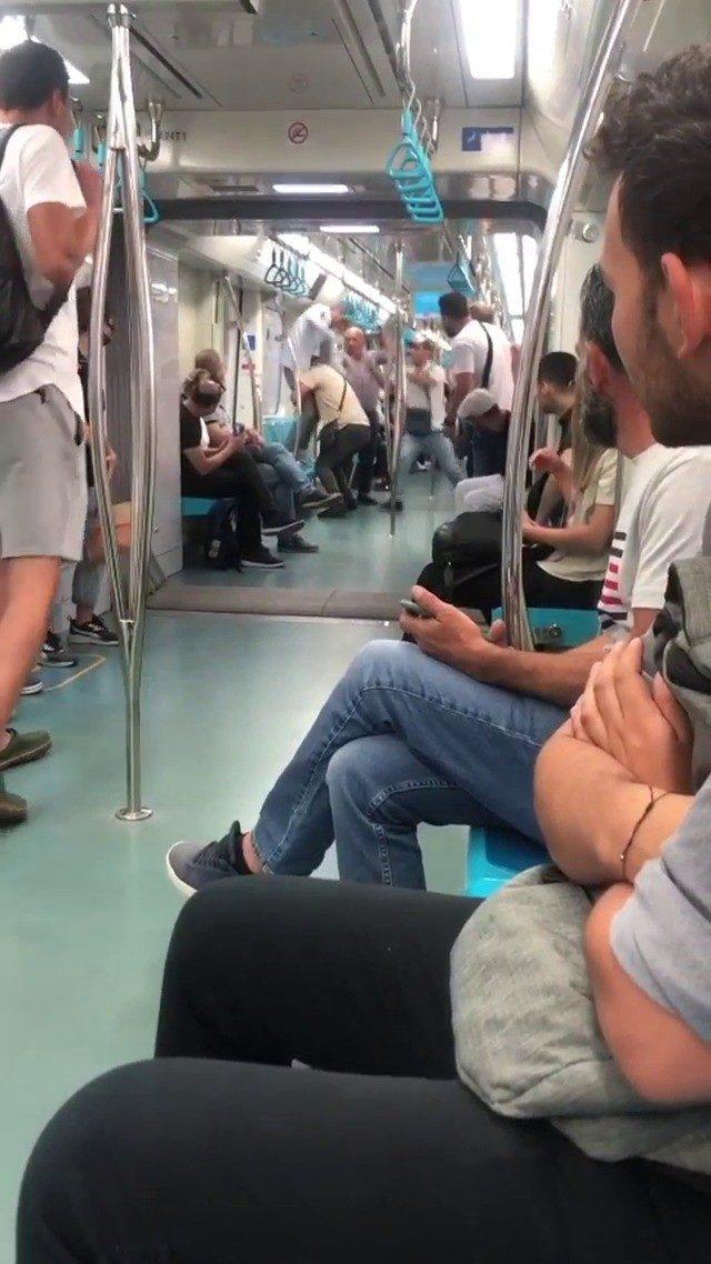 Marmaray da panik anları!  Bak seni var ya bıçaklarım  3