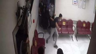 Tedaviyi beğenmedi, diş hekimine dehşeti yaşattı! Korku dolu anlar kamerada