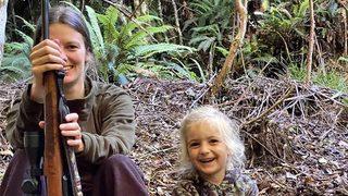 4 yaşındaki kızını ava götürüyor! ''İnsanlar katil büyüttüğümü söylüyor ama umrumda değil''