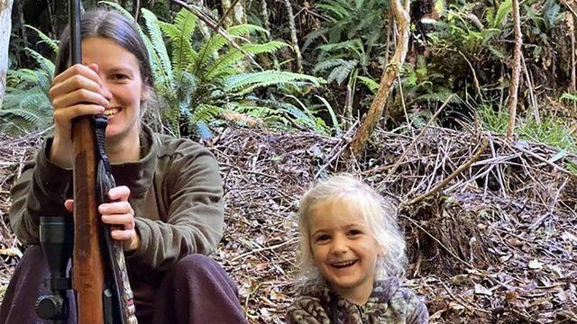 4 yaşındaki kızını ava götürüyor! ''İnsanlar katil büyüttüğümü söylüyor ama umrumda değil''