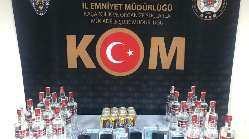 Edirne'de gümrük kaçağı 34 şişe içki ve 50 cep telefonu yakalandı