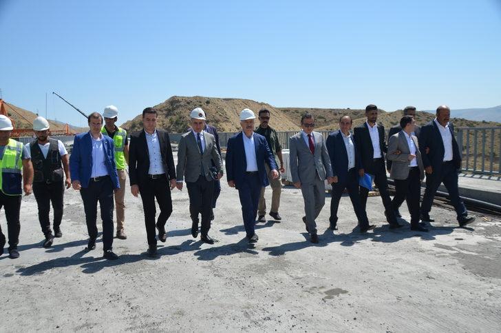 Kars'ta yapımı süren 120 metre yüksekliğindeki viyadükte sona doğru G1