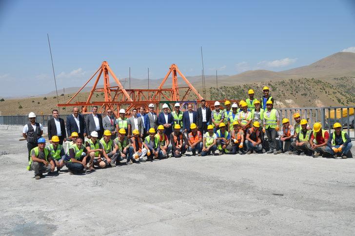 Kars'ta yapımı süren 120 metre yüksekliğindeki viyadükte sona doğru G5