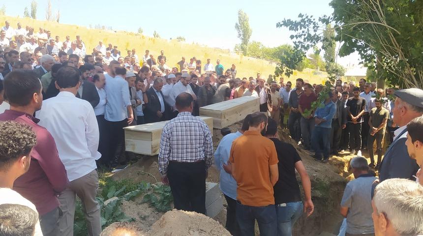 Arazi kavgasında öldürülen 4 kişinin cenazesi Van'da toprağa verildi