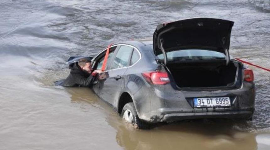 Kızılırmak'a uçan otomobilin sürücüsü güçlükle kurtarıldı