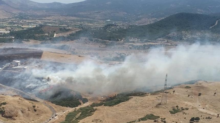 İzmir'deki otluk alan yangınlarına müdahale ediliyor